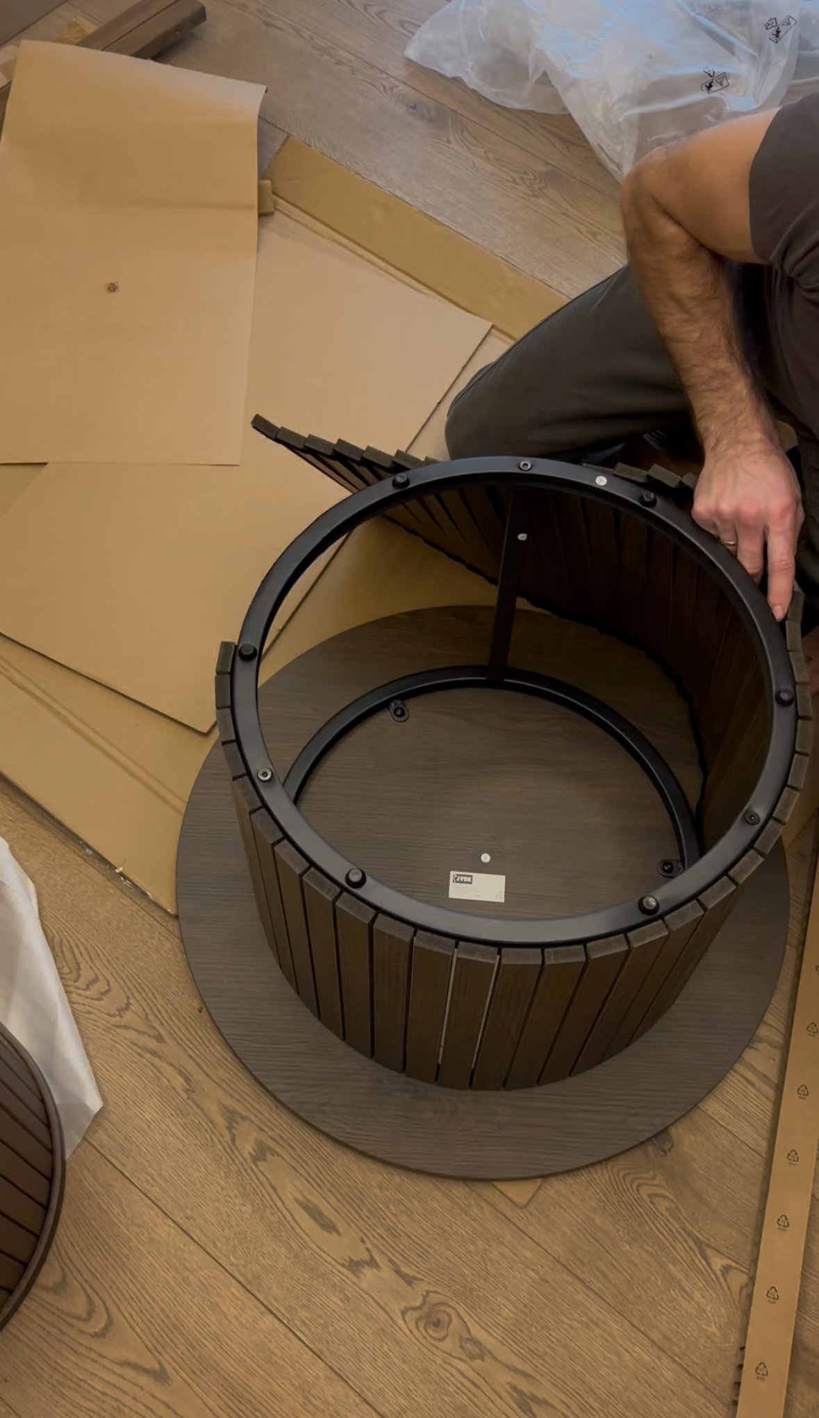 Kavos staliuko surinkimas po